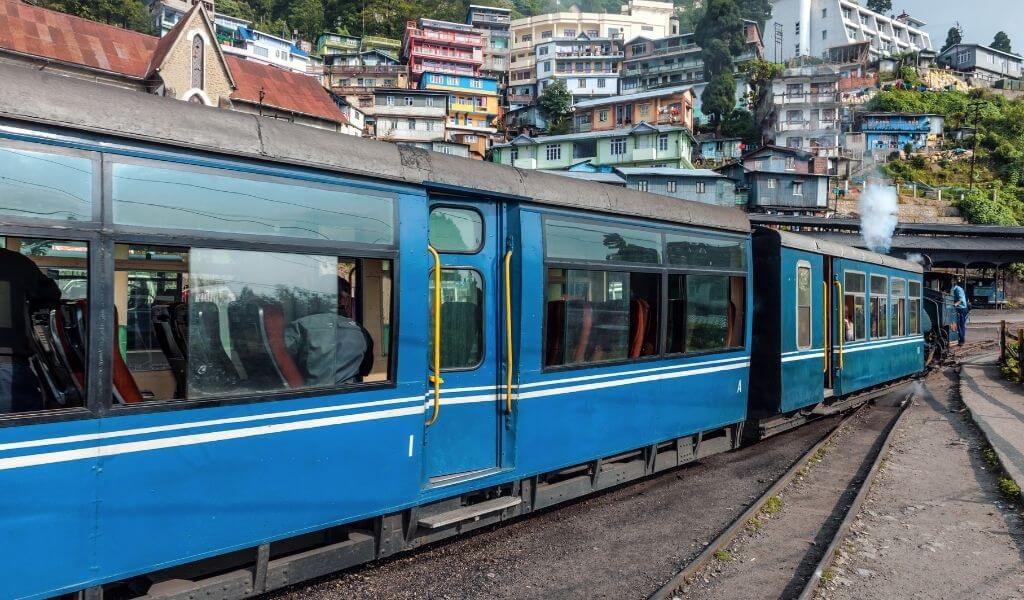 darjeeling tour toy train